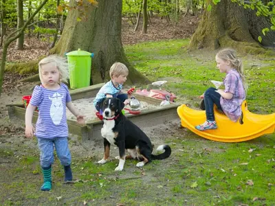 Kinder auf dem Spielplatz