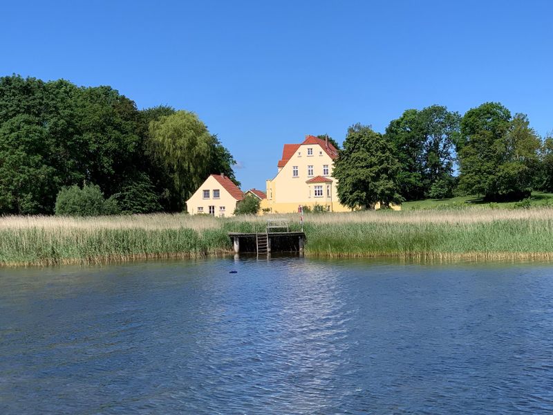 Außenansicht des Gebäudes. Ansicht vom Wasser