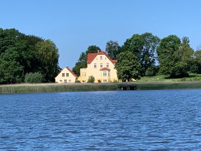 Außenansicht des Gebäudes. Ansicht vom Wasser