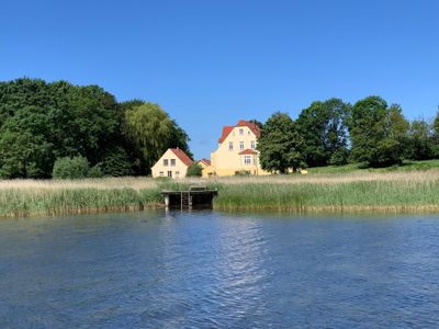 Außenansicht des Gebäudes. Gut Grubnow vom Wasser gesehen