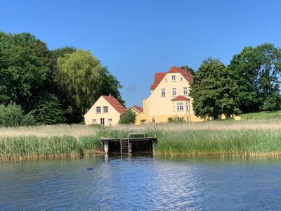 Außenansicht des Gebäudes. Ansicht vom Wasser