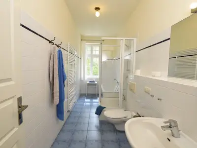 Bad/Dusche. Badezimmer mit Dusche und Wanne