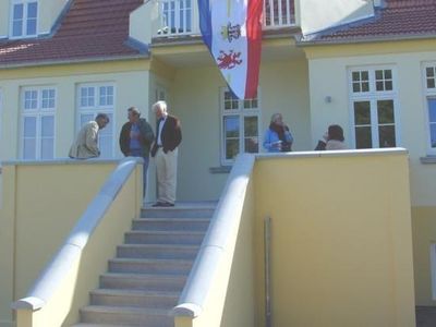 Eigene Terrassse der Wohnung [3 oder 4] mit Teak-Holz-Tisch und -Stühlen (ca. 15 qm groß)