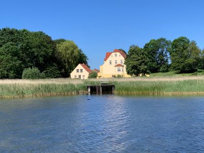 Außenansicht des Gebäudes. Ansicht vom Wasser