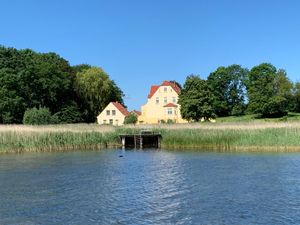 Außenansicht des Gebäudes. Ansicht vom Wasser