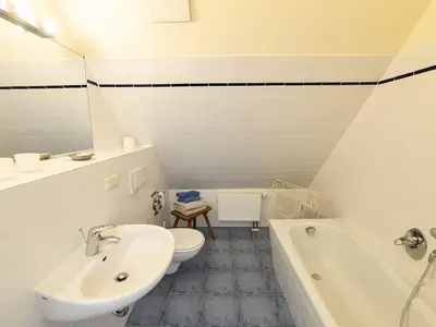 Bad/Dusche. Badezimmer mit Wanne