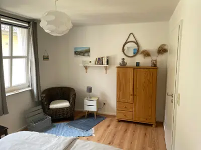 Kleines Schlafzimmer mit Leseecke