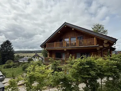 Waldzeitlodge Neuhütten Seitenansicht