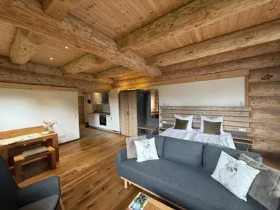 Waldzeitlodge Neuhütten Hase Blick in Raum