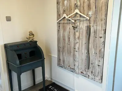 Ihr Schuhparkplatz sowie Ihre Garderobe im Eingangsbereich