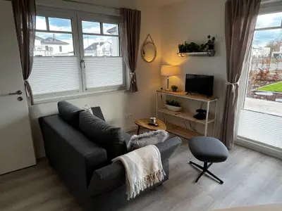 Ein einladendes Wohnzimmer empfängt Sie