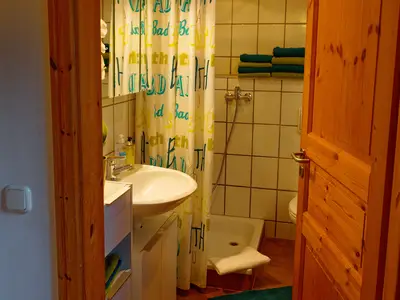 Bad mit Dusche und WC