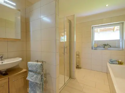 Bad mit begehbarer D