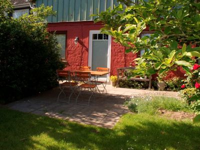 Terrasse mit Gartenmöbeln
