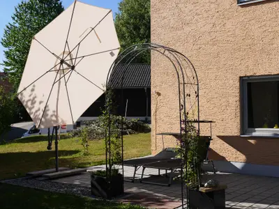 Terrasse 1 mit Sonnenschirm