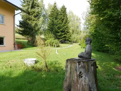 Gartenansicht mit Mönch