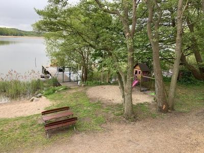 Ausblick aus dem Fenster. Kinderspielplatz