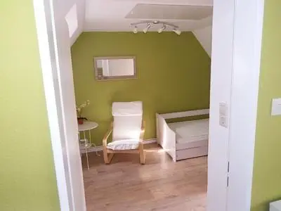 Loddgiamit blick in den Garten