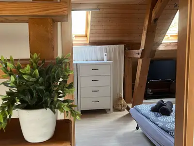 Blick von der Küche in das große Schlafzimmer