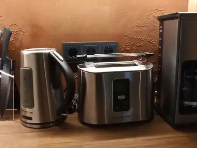 Wasserkocher, Toaster und Kaffeemaschine vorhanden