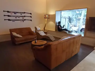 Wohnbereich mit XXL-Fenster mit Sitzgelegenheit