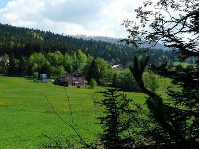 Außenansicht des Gebäudes. Blick auf das Objet Feienwohnung mit Balkon