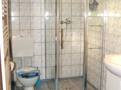 Bad mit Dusche und WC