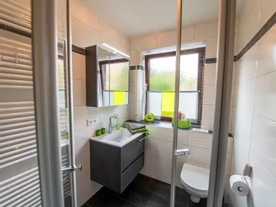 Bad mit Dusche/WC, Fenster