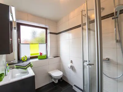 Bad mit Dusche/WC/Handtüchern