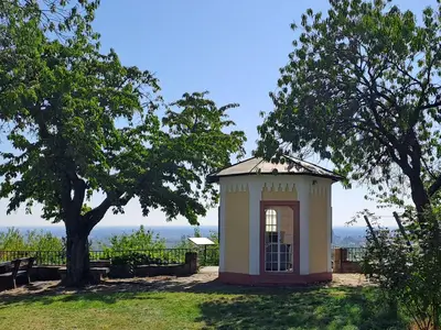 König Ludwig Pavillion im Sommer