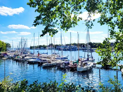 Schiffe und Boote direkt vor dem Appartement
