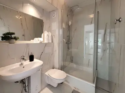Sauberes und modernes Badezimmer