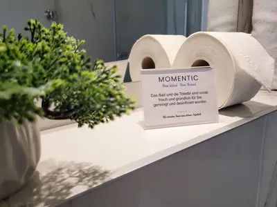 Badezimmer mit der Momentic-Erstausstattung