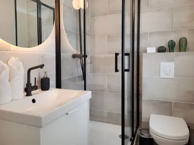 Sauberes und modernes Badezimmer mit Fenster