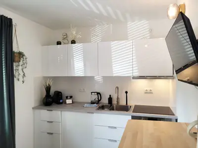 Küche mit Essbereich und Smart TV