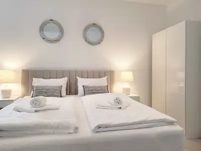 Doppelbett mit Nachttischen