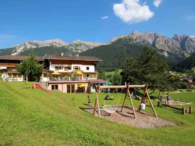 Pension Ladestatthof mit Spielplatz im Sommer