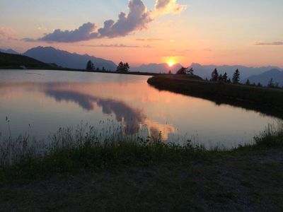 Sonnenuntergang am Bergsee