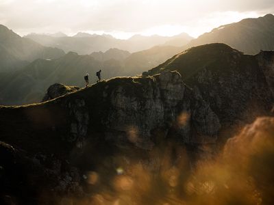 Paar wandert am Berggrat