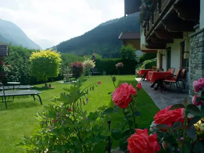 Garten mit Liegen zum Ausspannen