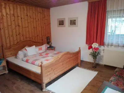 Zimmer 2 mit TV und Waschbecken