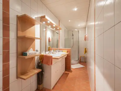 Badezimmer mit 2 Waschbecken, Du, WC