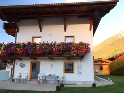 Hausansicht bei Sonnenuntergang