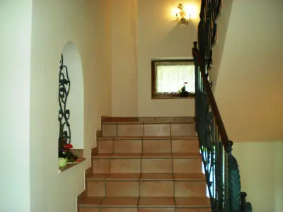 Treppenhaus zu Ferienwohnungen