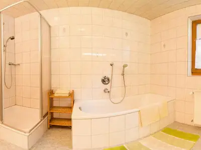 Badezimmer Dusche Bergwohnung Haus Kerrach Neugast