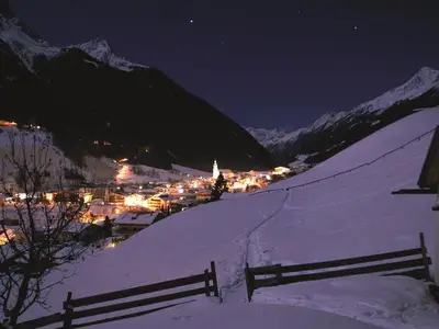 Neustift Dorf mit 11er Rodelbahn bei Nacht