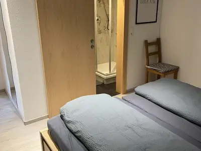 Schlafzimmer Blick ins Badezimmer