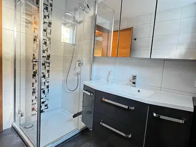 Dusche-WC-Waschbecken