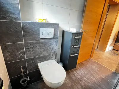 Dusche-WC-Waschbecken