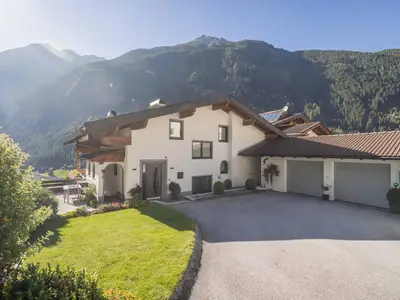 Zugang zum Haus, links Abgang zur Ferienwohnung